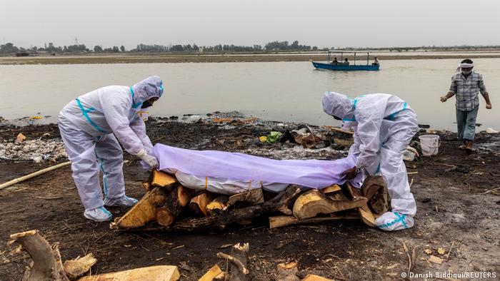 Decenas de cadáveres de víctimas de COVID-19 están apareciendo a orillas del río Ganges, norte de India Decenas de cadáveres de víctimas de COVID-19 están apareciendo a orillas del río Ganges, norte de India