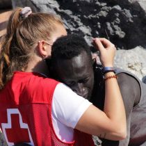 Los mensajes de odio por parte de grupos de ultraderecha a trabajadora de la Cruz Roja que abrazó a migrante en Ceuta