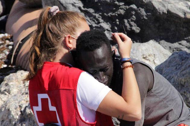 Los mensajes de odio por parte de grupos de ultraderecha a trabajadora de la Cruz Roja que abrazó a migrante en Ceuta Los mensajes de odio por parte de grupos de ultraderecha a trabajadora de la Cruz Roja que abrazó a migrante en Ceuta