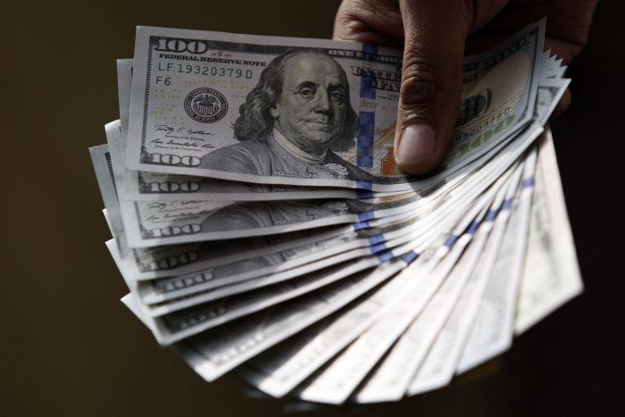 Dólar cierra a la baja tras alza en jornada post-electoral Dólar cierra a la baja tras alza en jornada post-electoral