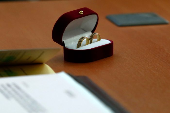 Al menos 60 personas asistieron a matrimonio en Las Condes: fiscalizador fue agredido por el novio Al menos 60 personas asistieron a matrimonio en Las Condes: fiscalizador fue agredido por el novio
