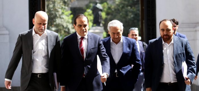 Unidad Constituyente en la UTI: horas frenéticas de negociación para salvar pacto de centro izquierda al filo del plazo para inscribir primarias legales Unidad Constituyente en la UTI: horas frenéticas de negociación para salvar pacto de centro izquierda al filo del plazo para inscribir primarias legales