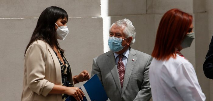 Tras día de furia de ministro Paris, Izkia Siches pide una “nueva gobernanza” de la pandemia ante preocupante aumento en los contagios Tras día de furia de ministro Paris, Izkia Siches pide una “nueva gobernanza” de la pandemia ante preocupante aumento en los contagios