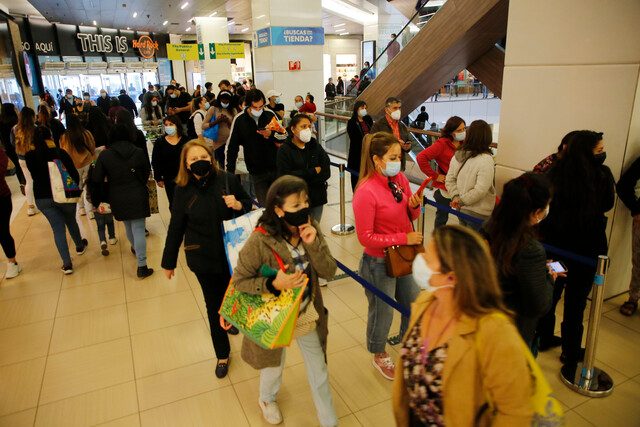 Nuevamente se registran largas filas en mall Costanera Center: seremi de Salud dice que recinto cumple norma sanitaria Nuevamente se registran largas filas en mall Costanera Center: seremi de Salud dice que recinto cumple norma sanitaria