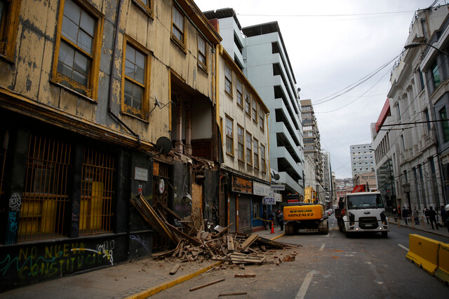 Fachada de Bar Inglés de Valparaíso se derrumba y alcalde Sharp dice que negligencia es de ...