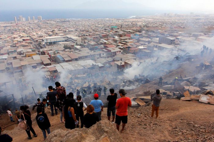 Incendio consume más de 35 viviendas en campamentos de Antofagasta: no se registran víctimas fatales 
