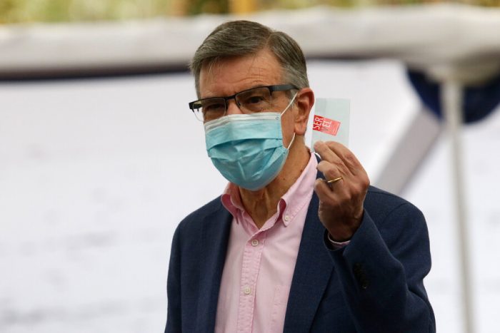 «Dejemos esos temas para el lunes»: Alcalde Lavín vota en Las Condes y elude pregunta sobre candidatura presidencial