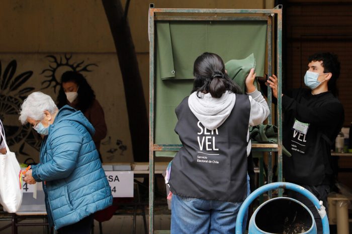 Insólito: registran urnas sin cortinas en centro de votación del Liceo Darío Salas Insólito: registran urnas sin cortinas en centro de votación del Liceo Darío Salas