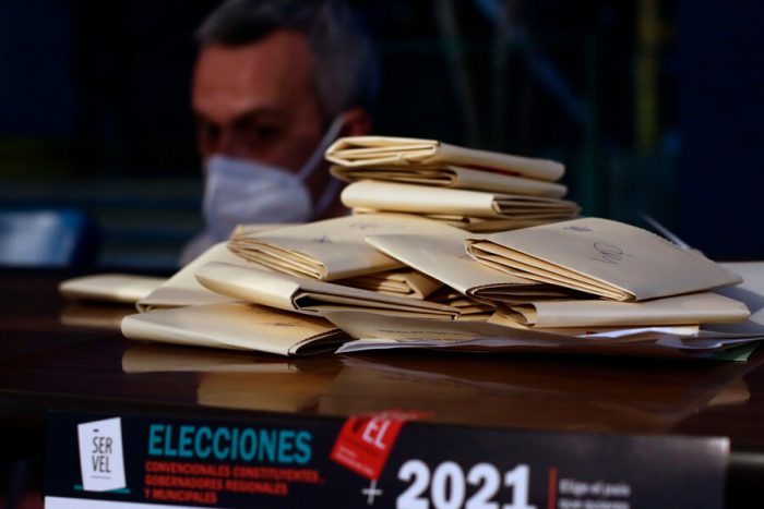 Primeras mesas escrutadas en Magallanes dan ventaja a candidato independiente Mauricio Daza seguido por ex ministro UDI Rodrigo Álvarez Primeras mesas escrutadas en Magallanes dan ventaja a candidato independiente Mauricio Daza seguido por ex ministro UDI Rodrigo Álvarez