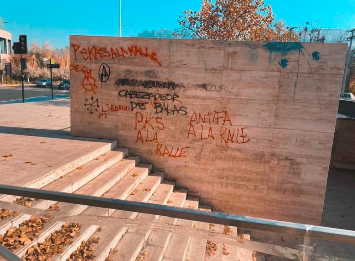 Vandalizaron memorial a Jaime Guzmán y sedes de la UDI y RN en Providencia Vandalizaron memorial a Jaime Guzmán y sedes de la UDI y RN en Providencia