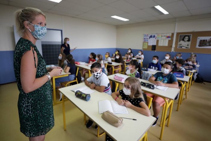 Francia prohíbe oficialmente el lenguaje inclusivo en la educación: Gobierno lo considera 