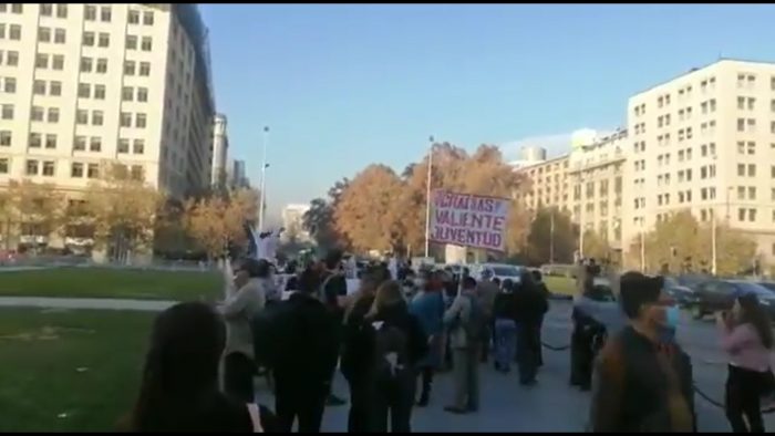 Manifestaciones frente a La Moneda: exigen libertad para presos del estallido social