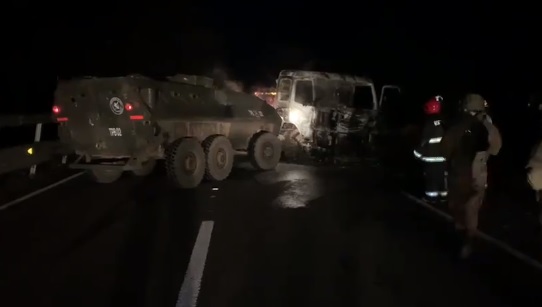 Quema de camiones y maquinaria terminó con fuego cruzado entre desconocidos y Carabineros en La Araucanía Quema de camiones y maquinaria terminó con fuego cruzado entre desconocidos y Carabineros en La Araucanía