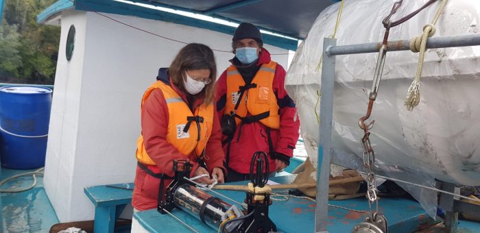 Instalan equipamiento en fiordo patagónico para monitorear animales marinos