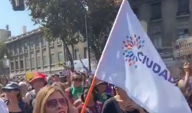 Ciudadanos critica a la centroizquierda que «entró en pánico» y se «abalanzó» a «pavimentar el camino insurreccional del Partido Comunista» Ciudadanos critica a la centroizquierda que