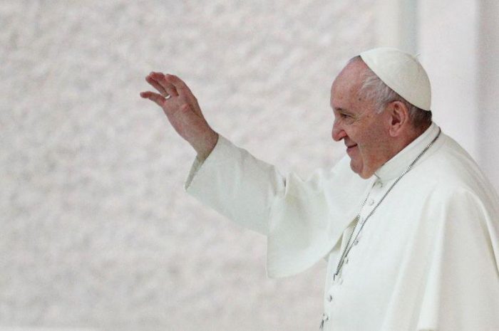 Papa Francisco besa número tatuado en el brazo de sobreviviente del Holocausto Papa Francisco besa número tatuado en el brazo de sobreviviente del Holocausto
