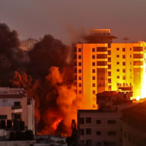 Bombardeo de Israel derrumba edificio de 12 pisos en la Franja de Gaza