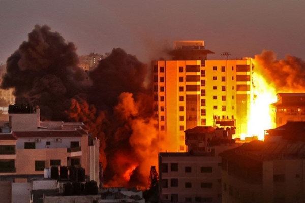 Bombardeo de Israel derrumba edificio de 12 pisos en la Franja de Gaza Bombardeo de Israel derrumba edificio de 12 pisos en la Franja de Gaza