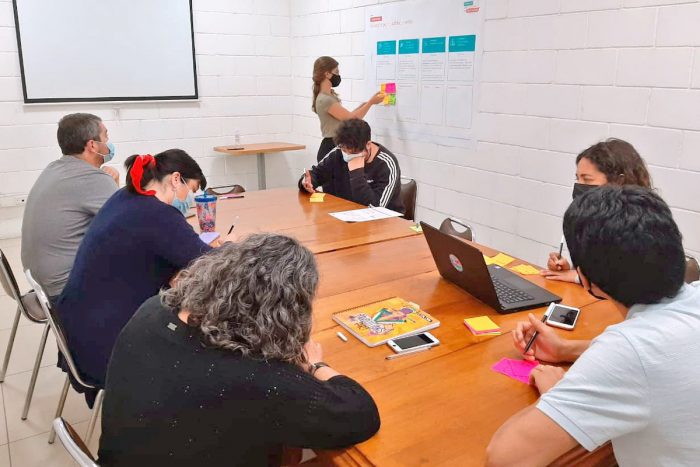 Estudiantes, profesores y apoderados plantean lineamientos de cara a una nueva Constitución Estudiantes, profesores y apoderados plantean lineamientos de cara a una nueva Constitución
