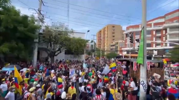 “Si no hay paz, no hay fútbol”: Colombianos protestan a las afueras del estadio donde se jugará partido entre Junior y River Plate