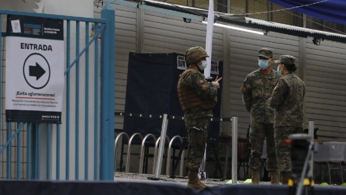 Detienen a conscripto del Ejército por fumar marihuana al interior de local de votación en Ovalle: pasará a control de detención Detienen a conscripto del Ejército por fumar marihuana al interior de local de votación en Ovalle: pasará a control de detención