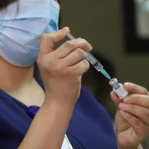 Menores de 30 años podrán vacunarse contra el Covid-19 desde el lunes y Minsal dispondrá de vacunatorios móviles durante el fin de semana
