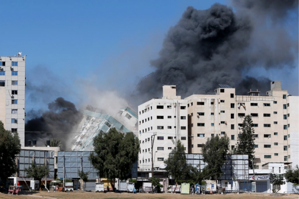 Edificio de prensa internacional colapsa tras bombardeo israelí en Gaza