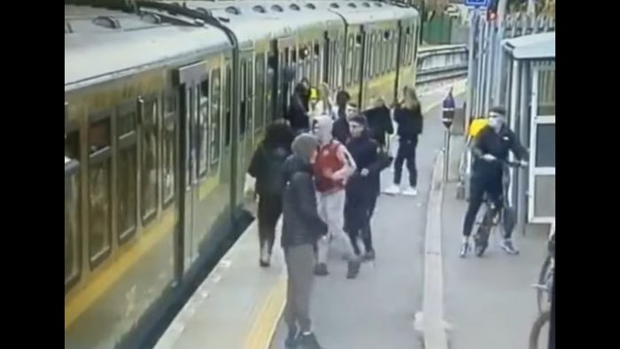 Grupo de hombres acosa y provoca caída de mujer a vías del metro en Irlanda Grupo de hombres acosa y provoca caída de mujer a vías del metro en Irlanda