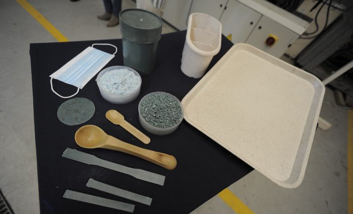Innovador proyecto consigue reciclar mascarillas plásticas y las convierte en nuevos productos Innovador proyecto consigue reciclar mascarillas plásticas y las convierte en nuevos productos