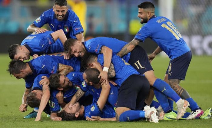Italia sigue imparable, vence 3-0 a Suiza y se mete en octavos de final de la Eurocopa Italia sigue imparable, vence 3-0 a Suiza y se mete en octavos de final de la Eurocopa