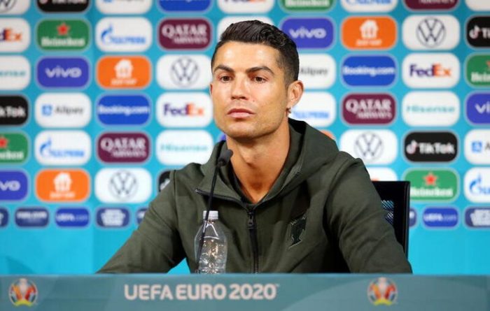 UEFA raya la cancha y recuerda a los equipos sus obligaciones de patrocinio tras el caso Ronaldo-Coca Cola UEFA raya la cancha y recuerda a los equipos sus obligaciones de patrocinio tras el caso Ronaldo-Coca Cola