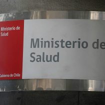 Funcionarios del Barros Luco protestaron frente al Minsal y acusan que no se han respetado días libres: dirección del recinto 