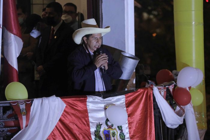 Pedro Castillo se mantiene adelante en elecciones de Perú con el 96,5% de votos contabilizados Pedro Castillo se mantiene adelante en elecciones de Perú con el 96,5% de votos contabilizados