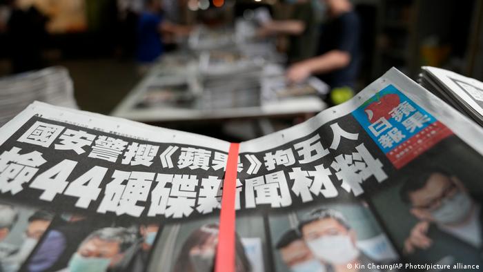 Diario prodemocracia de Hong Kong publica edición desafiante tras allanamiento realizado por la policía china