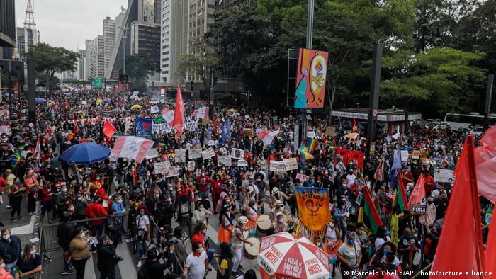 Brasileños se lanzan a las calles en protestas contra Bolsonaro