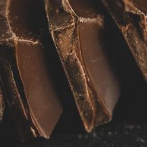 Comer chocolate en el desayuno puede ayudar a perder peso, según científicos