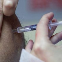 ISP mantiene pausa en inoculación de vacuna anticovid de AstraZeneca para menores de 45 años