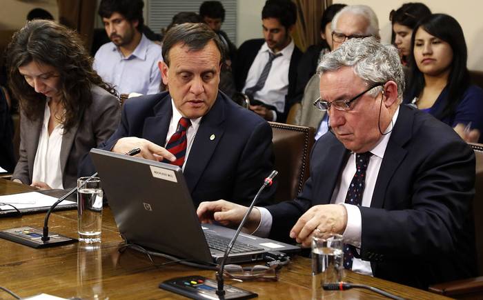 Primer encuentro de convencionales: más de 100 personas electas a la Convención Constitucional asistirán a encuentro virtual organizado por la U. de Chile y la UC Primer encuentro de convencionales: más de 100 personas electas a la Convención Constitucional asistirán a encuentro virtual organizado por la U. de Chile y la UC