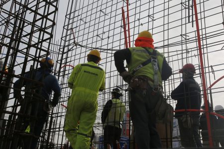 Proyecto de 38 horas laborales: La Moneda dice que “todavía no es el momento”, mientras sindicatos lo ven con buenos ojos siempre y cuando no golpee los salarios Proyecto de 38 horas laborales: La Moneda dice que “todavía no es el momento”, mientras sindicatos lo ven con buenos ojos siempre y cuando no golpee los salarios