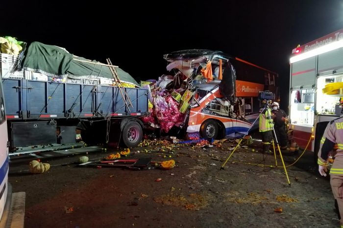 Chañaral: choque entre bus y camión deja 6 fallecidos y al menos 18 lesionados Chañaral: choque entre bus y camión deja 6 fallecidos y al menos 18 lesionados