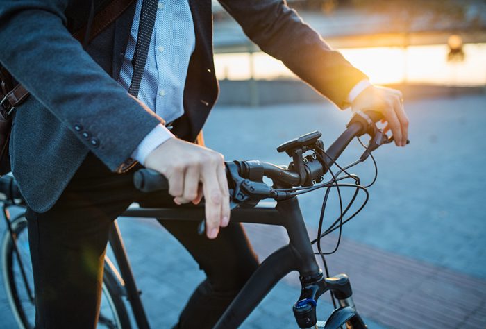 Visibles a 150 metros de noche: uso de luces y reflectantes son decisivos en prevención de accidentes ciclistas Visibles a 150 metros de noche: uso de luces y reflectantes son decisivos en prevención de accidentes ciclistas