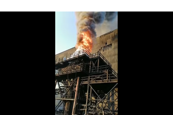 Incendio afectó a chimenea de fábrica de pellets en Huasco: planta pertenece a CAP Incendio afectó a chimenea de fábrica de pellets en Huasco: planta pertenece a CAP