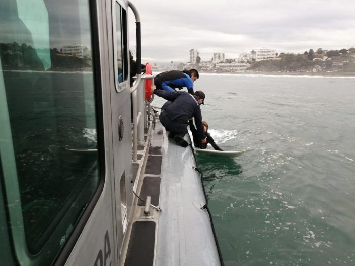 Rescatan a surfistas en Concón durante marejadas anormales: Onemi recomendó no acercarse al borde costero Rescatan a surfistas en Concón durante marejadas anormales: Onemi recomendó no acercarse al borde costero