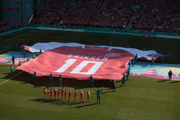 El sentido homenaje que realizaron en el partido de la Eurocopa entre Dinamarca y Bélgica al accidentado futbolista Christian Eriksen El sentido homenaje que realizaron en el partido de la Eurocopa entre Dinamarca y Bélgica al accidentado futbolista Christian Eriksen