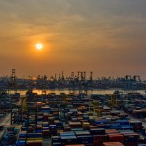 Alza de precios y escasez de productos: los estragos por el brote de Covid en el estratégico puerto chino de Yantian