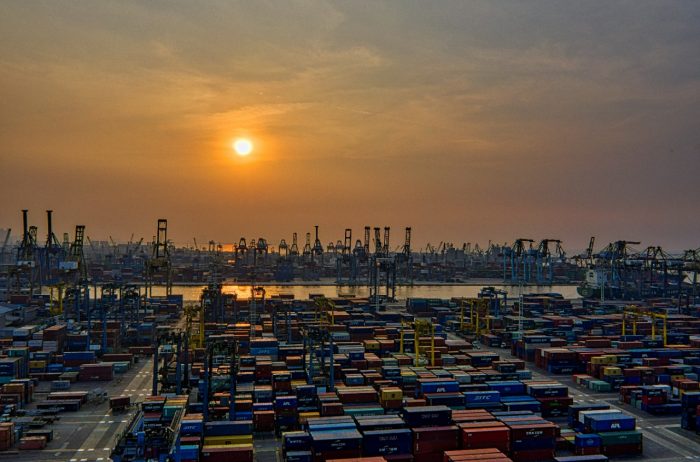 Alza de precios y escasez de productos: los estragos por el brote de Covid en el estratégico puerto chino de Yantian