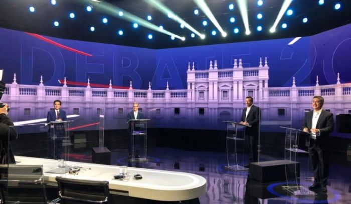 Negando al gobierno, sin mencionar a Piñera y endosándose peyorativamente a Larroulet, los candidatos de Chile Vamos tuvieron un primer debate donde nadie se movió de su guión