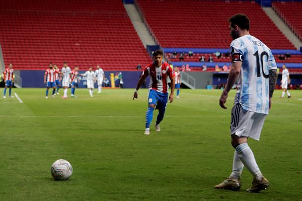 Argentina derrotó a Paraguay y aseguró su clasificación en la Copa América Argentina derrotó a Paraguay y aseguró su clasificación en la Copa América