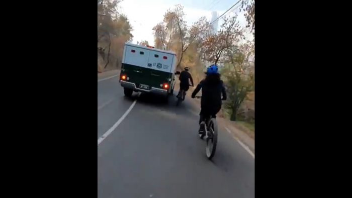 Acusan «violencia vial» de Carabineros contra ciclistas en Cerro San Cristóbal Acusan
