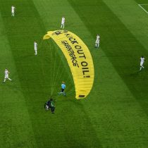 Manifestante en paracaídas casi cae a las gradas en la previa de Francia vs Alemania de la Eurocopa